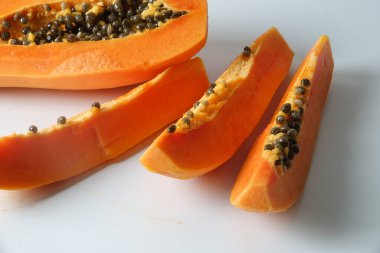 Yarısı beyaz papaya dilimleri..