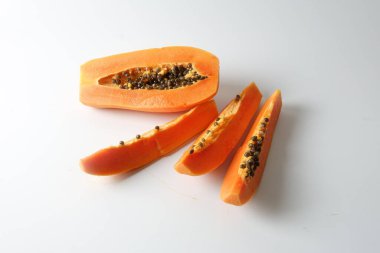 Yarısı beyaz papaya dilimleri..
