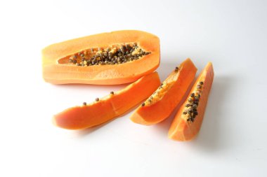 Yarısı beyaz papaya dilimleri..