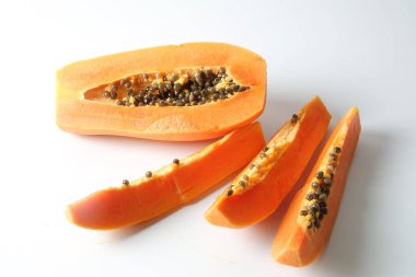 Yarısı beyaz papaya dilimleri..
