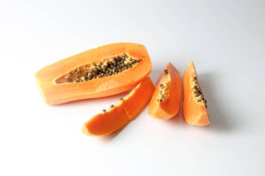 Yarısı beyaz papaya dilimleri..