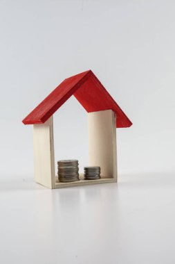 Beyaz üzerine izole edilmiş küçük kırmızı evi olan konut / mülk kavramı.