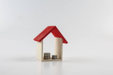 Beyaz üzerine izole edilmiş küçük kırmızı evi olan konut / mülk kavramı.