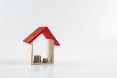 Beyaz üzerine izole edilmiş küçük kırmızı evi olan konut / mülk kavramı.