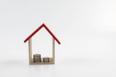 Beyaz üzerine izole edilmiş küçük kırmızı evi olan konut / mülk kavramı.