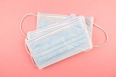 Grip önleme konsepti. Tıbbi yüz maskesi ve kopyalama alanının üst görünümü