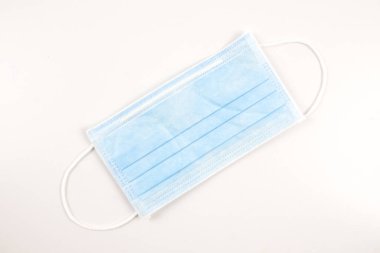 Grip önleme konsepti. Tıbbi yüz maskesi ve kopyalama alanının üst görünümü