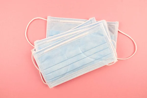 Grip önleme konsepti. Tıbbi yüz maskesi ve kopyalama alanının üst görünümü