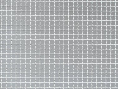 Beyaz Çelik Kablo Ağı 'nı kapatın. Temiz arka plan, çit deseni, hapishane bariyeri, güvenli mülk.