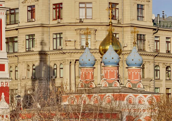 Gün batımında tapınağın gölgesi evin üzerinde.