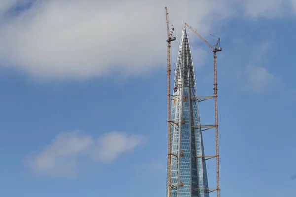 Gökyüzüne karşı yüksek bir bina inşa ederken dev böceklere benzeyen turnalar.