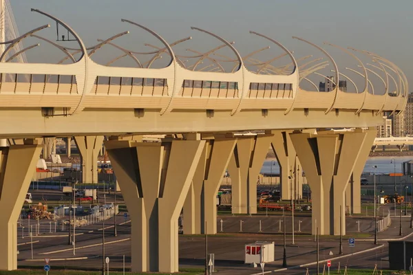 Batan güneşin arka planında yeni ekspres yol