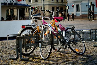 Helsinki pazar meydanında bisikletler