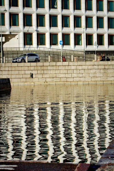 Helsinki 'nin suyundaki beyaz pencerelerin yansıması