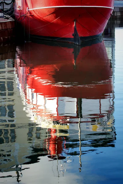 Reflejo Agua Popa Roja Del Barco — Foto de Stock