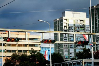 Zagreb üzerinde fırtınalı bir gökyüzüne karşı 3 trafik ışığı