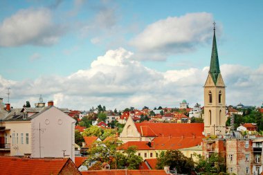 Zagreb kentinin kırmızı çatıları üzerinde parlak mavi gökyüzü