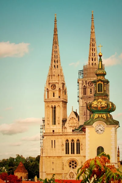 Zagreb kentinin kuleleri batan güneşe karşı