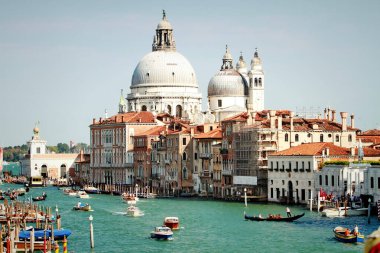 Venedik 'in tarihi bölümündeki Merkez Kanal manzarası