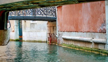 Venedik kanalının farklı renkleri ve dokuları