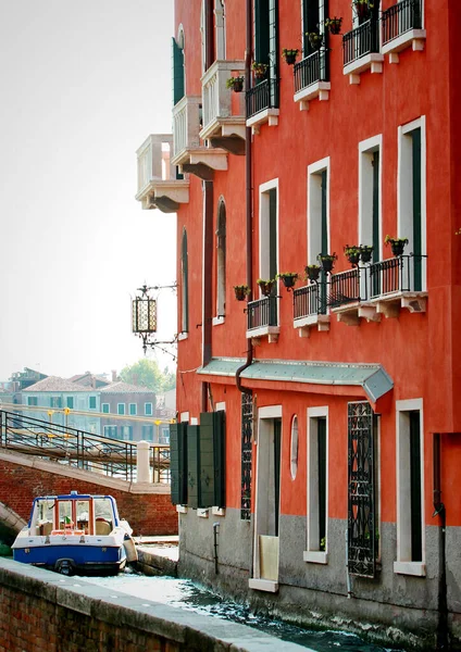 Barco Estacionado Frente Edifício Vermelho Canal Veneza — Fotografia de Stock