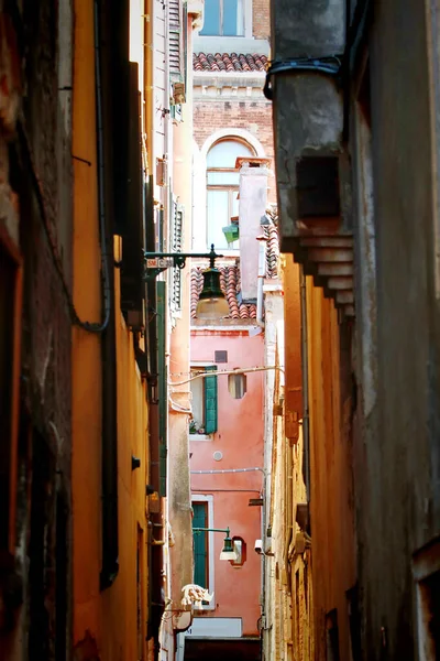 ヴェネツィアの旧市街の狭い通りイタリア — ストック写真