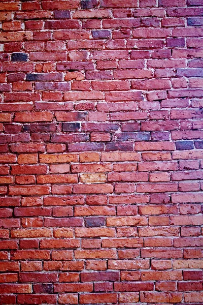 Farklı parlak kırmızı gölgelerden oluşan eski tuğla duvar