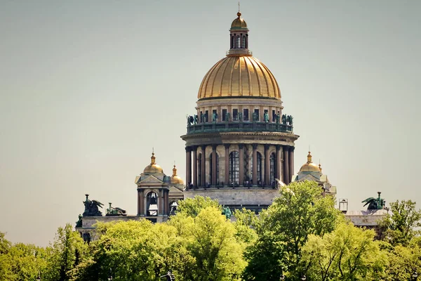 Neva nehrinden St. Isaac Katedrali manzarası