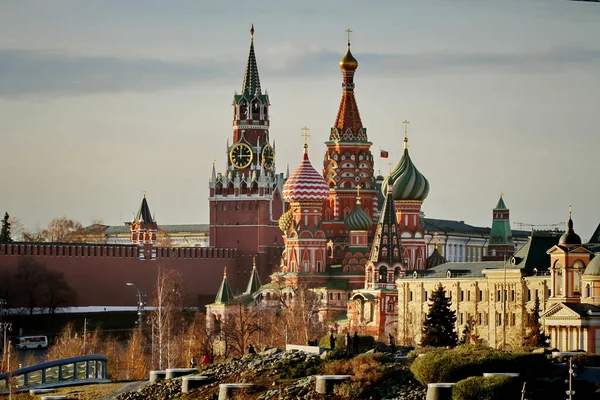 Moskova Kremlin kubbeleri gün batımında