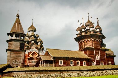 Tahta Rus mimarisinin bir örneği. Kuzey mimarisi. Eski Rus tahta katedrali.