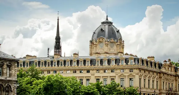 Paris Teki Antik Bir Binanın Kubbesi Cumulus Bulutlarının Arka Planına — Stok fotoğraf