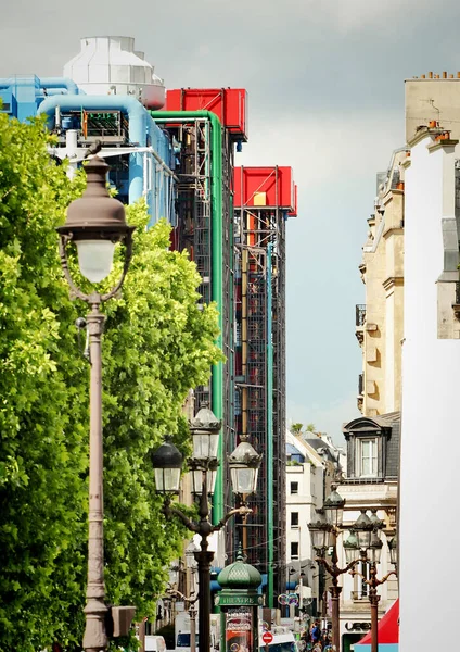 Paris Teki Pompidou Kültür Merkezi Nin Parlak Binası Güneşte Sağanak — Stok fotoğraf