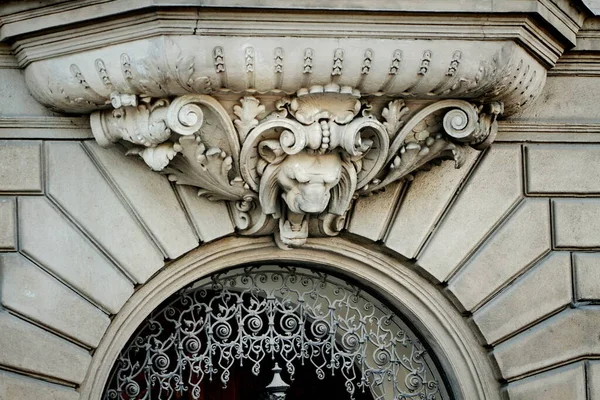 Çok atmosferik dekorasyon ön kapıda aslan kafası şeklinde.