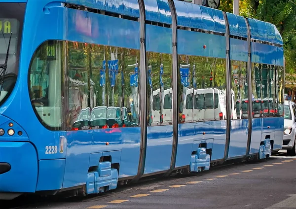 蓝色城市有轨电车 反映交通情况 — 图库照片