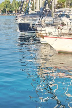 Deniz yatlarının ayrıntılarında çok renkli yansımalar var.