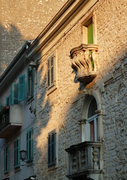 Pula Hırvatistan limanının eski binasının güzel gölgesi