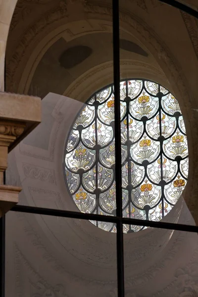 Fransa 'daki farklı dokuların arka planındaki binaların tarihi kısmı.