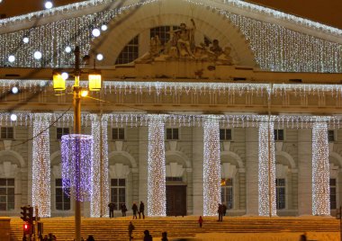  Yeni yıl tatili için dekore edilmiş tarihi bir binanın cephesi.
