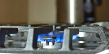 Evde mutfaktaki ocağın yanındaki gazın mavi rengi.