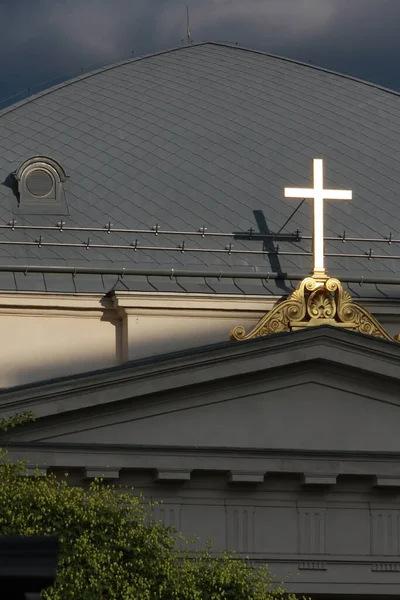 Şiddetli bir fırtınadan önce Katedral 'deki haça parlak güneş ışığı düşüyor.