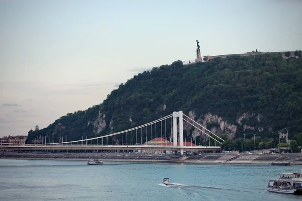 Tuna Nehri ve Gellert Dağı 'nın güzel manzarası