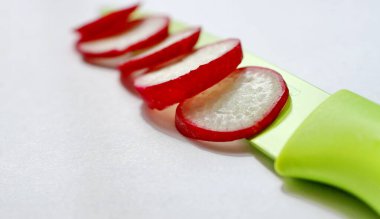 Doğal ışıkta dilimlenmiş yeni kırmızı turp.