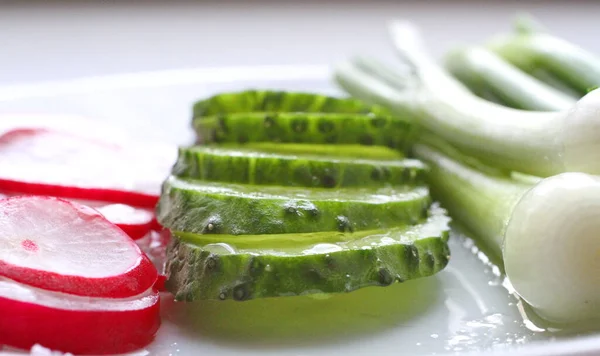 Yaz salatası taze sebze turpu salatalık yeşil soğan beyaz arka plan doğal ışık