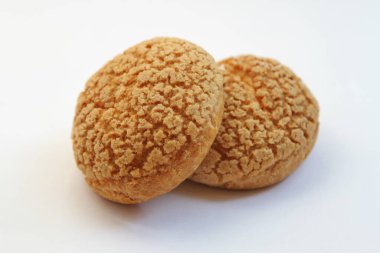 Beyaz arka planda, doğal ışıkta lezzetli çörekler.