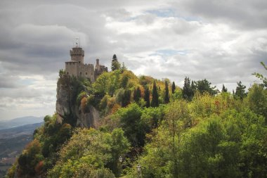 Fırtınalı havada San Marino 'daki eski kalenin manzarası
