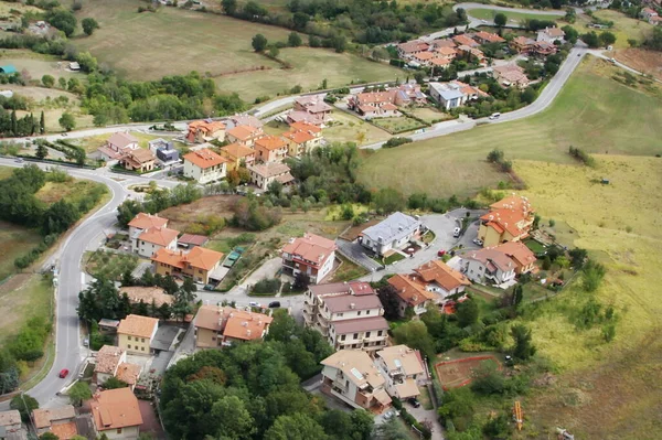 Antik şatonun eteğindeki küçük evlerin yüksekliğinden manzara