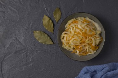 Gri arka planda gri bir tabakta beyaz lahana, üst manzara.