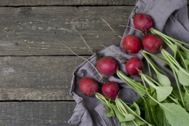 Ahşap arka planda turp, organik gıda, üst manzara.