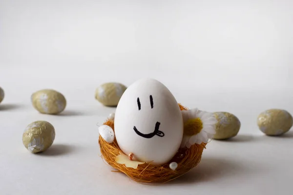 Beyaz arka planda Mutlu Paskalya yumurtaları