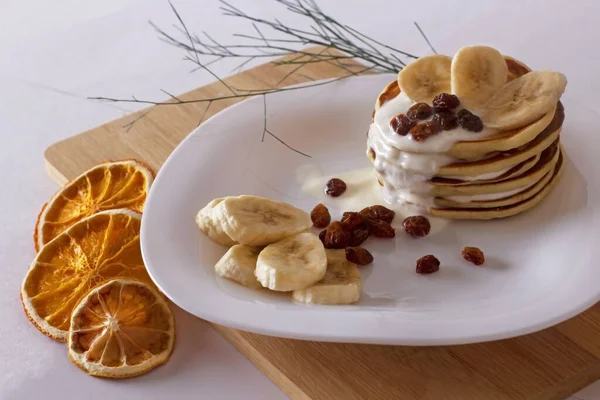 Muz ve kuru üzümlü ekşi kremalı krep.